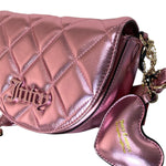 Bolso Juicy Couture Acolchado Rosa Metálico con Colgante de Corazón